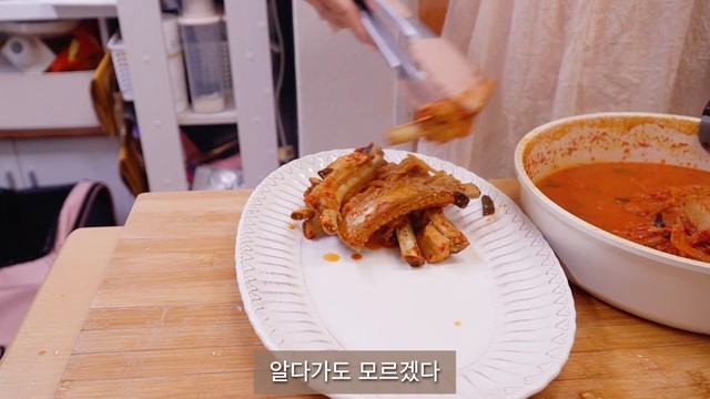 ENG)?어쩌다 보니 빨간맛 음식으로 가득한 자취브이로그(떡볶이 순대 비빔냉면 묵은지등갈비찜 순대볶음 만두 육회비빔밥 닭강정 브리또)요리브이로그 집밥브이로그