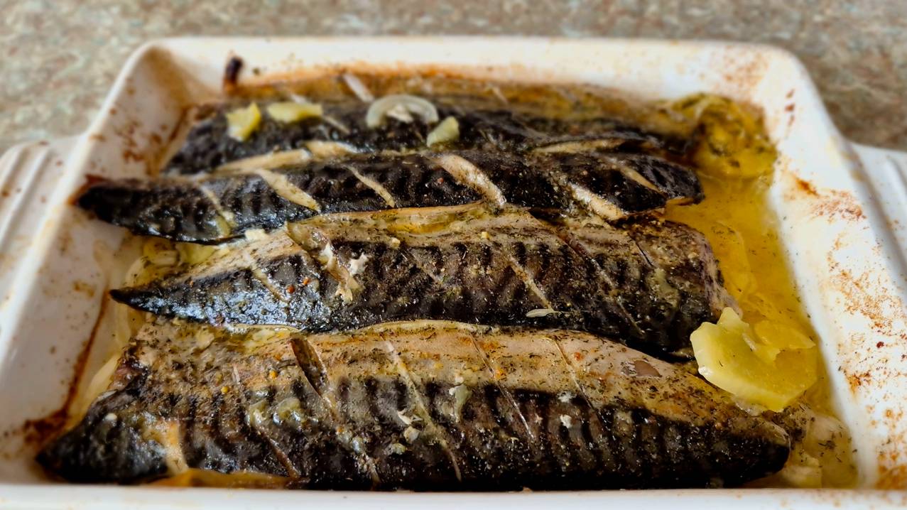 Рыба (скумбрия) с картофелем и луком запеченная в духовке.