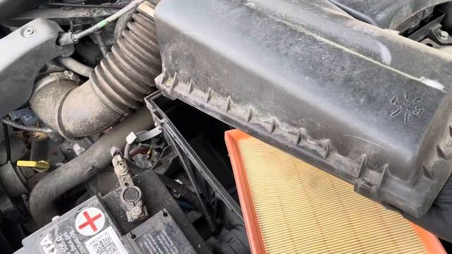 Volvo S40 1998 air filter location check or replacement