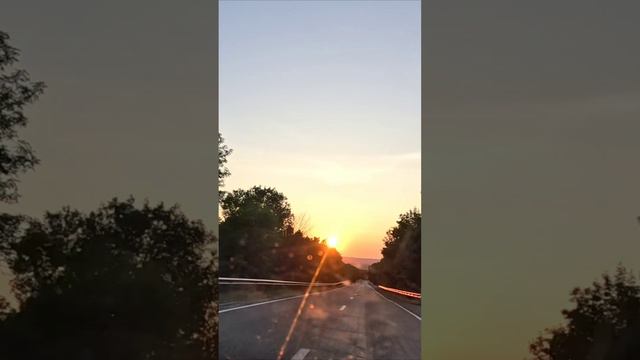Прикол на дороге Шапочку сними. Красивый закат.