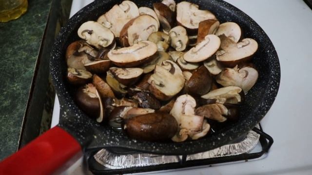 ГОТОВИМ ДОМА НА ОБЫЧНОЙ КУХНЕ Готовим гарнир жаренные шампиньоны смотреть онлайн