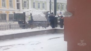 Коммунальщики раскидали снег из машины обратно на улицу