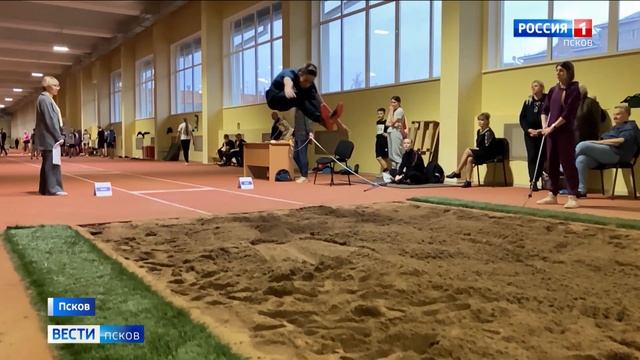 Бег, прыжки и метание тяжестей. Легкоатлетический турнир собрал в Пскове более 300 спортсменов смотреть онлайн