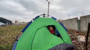 Живет в палатке