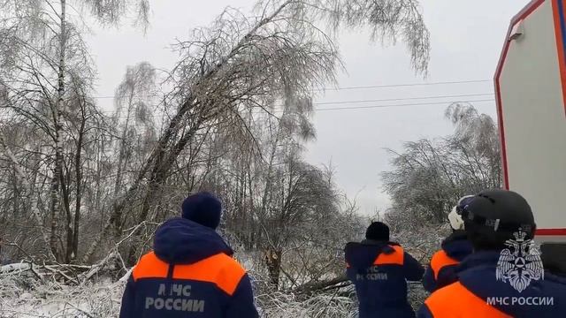 Силы и средства МЧС оказывают помощь