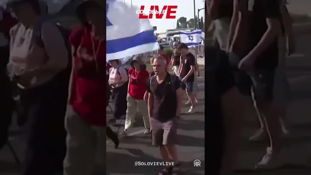 Тысячи израильтян требуют отставки премьера Нетаньяху в Иерусалиме