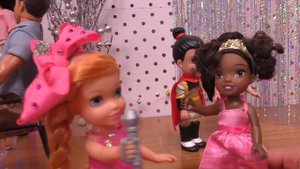 2021 New year's party ! Elsa and Anna toddlers celebrate - Barbie - dance - sing
