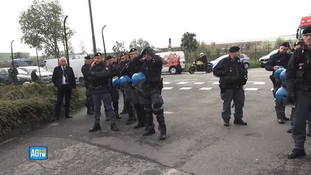 Ultima Generazione, nuovo blitz all'aeroporto di Linate [DIRETTA] смотреть онлайн