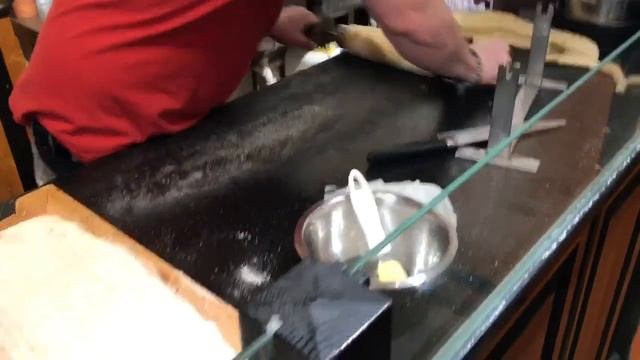 Trdelnik in Prague (TRDLO Tutorial) Как готовят Трдло (трдельник) в Праге