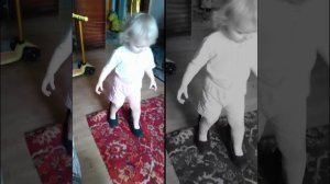 Дефиле малой  " модели " ( внучкино кино ) granddaughter defile.mp4