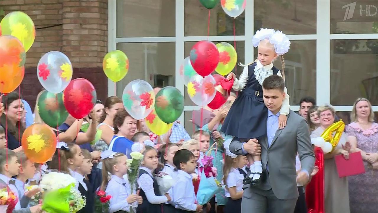 Расписание на 1 сентября. Перенос линейки на 2 сентября 2024. График проведения линеек 1 сентября. Тематика 1 сентября. Линейка в школе.