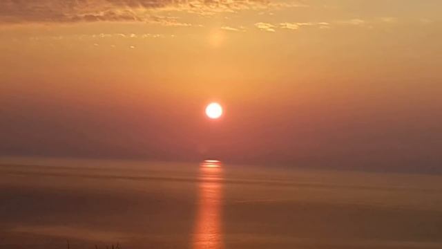 Закат на море. Блики закатного солнца на водной глади