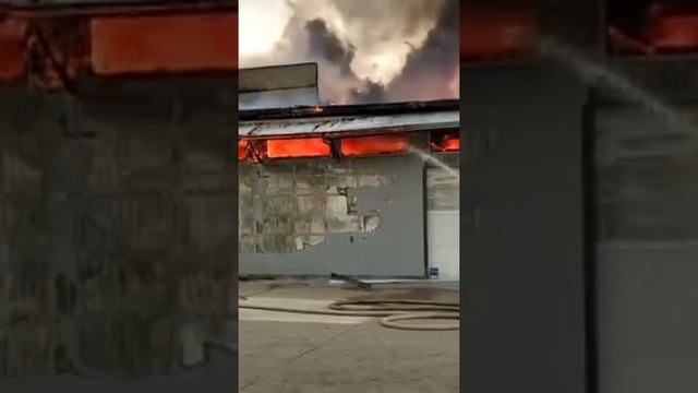 🔥 Цех и пристройка горят на площади в Колпинском районе Санкт-Петербурга. #новости #пожар