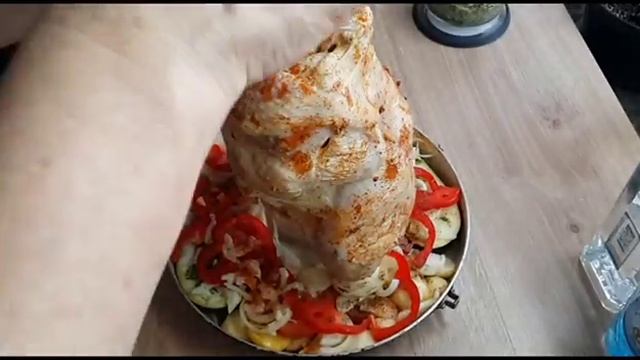 Курица на бутылке с гарниром и соусом. Идеальный рецепт