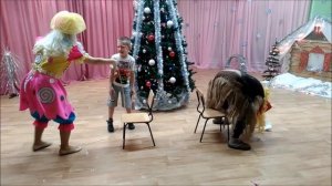 НОВЫЙ ГОД в детском саду. Новогодняя игра.  Кто быстрей....