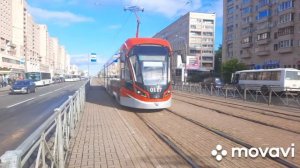 Прибытие нового современного трамвая на остановку.