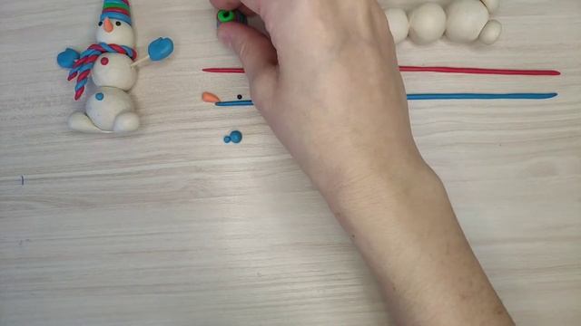 Лепим из пластилина снеговика. смотреть онлайн