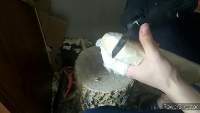 большая деревянная ложка из дерева. процесс изготовления.