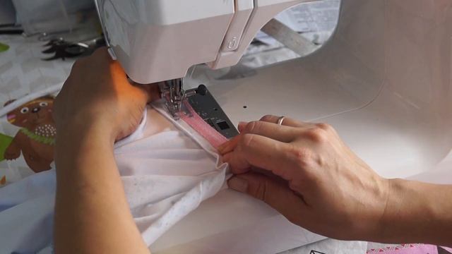 Как сшить футболку с подворотами на рукавах или как закрыть шов горловины 2 способами смотреть онлайн