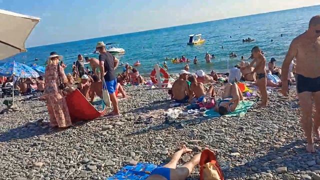 Пляж Багратион , Взморье так много людей, пошла Жара. Отдых на море Лазаревское Сочи 10.08.22