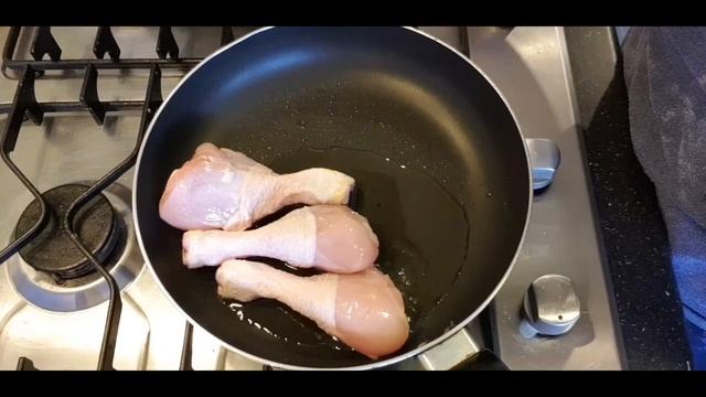 Куриные ножки жареные на сковороде в тёмном пиве.     #курицавпиве