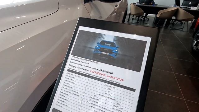 Пустой салон Geely. Рядом Haval полон. смотреть онлайн