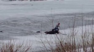 В Дзержинске прохожий вытащил из ледяной воды мужчину и мальчика