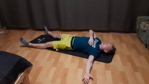 Верхняя скрутка лёжа на спине