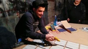 Ручная сборка солнечных панелей.