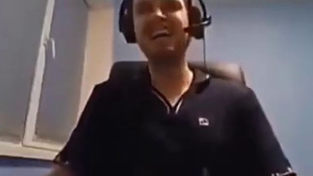 Мужик смеётся без причины. Зачем он это делает? смотреть онлайн