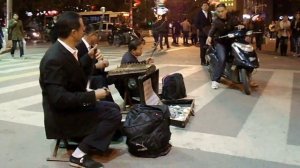 Уличные музыканты в Нанкине, Китай. Street musicians in Nanjing, China. 街头音乐家在南京，中国。