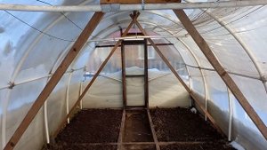 Как очистить теплицу из поликарбоната от снега. Открытие дачного сезона 2023.