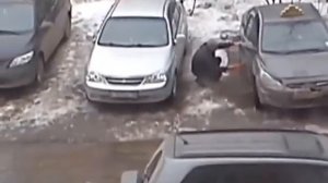 Мужик моет машину из лужи:D