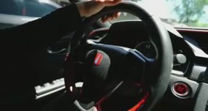 Путешествуйте на машине с музыкой и хорошим настроением