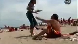 ОХОТА прямо на пляже.  Скрытая камера :)