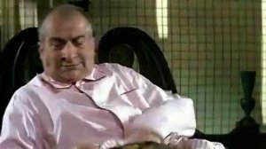 Луи Де Фюнес катается на кровати