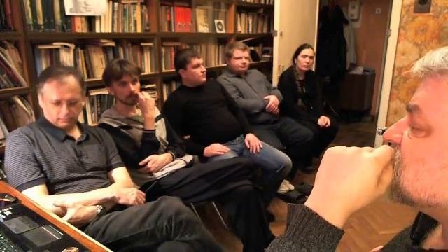 В ПОИСКАХ КОНТАКТА С ДЕВОЙ МЕНЯЙЛОВ)