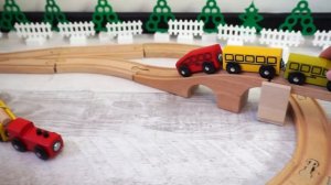 Игрушечные паровозики и деревянная железная дорога. Видео для детей