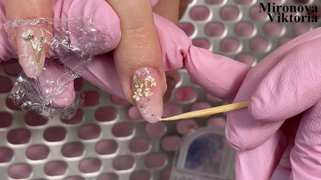 Зачем нужна пищевая плёнка в маникюре? Нежный весенний дизайн ногтей смотреть онлайн