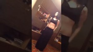 Симпатичная цыганочка исполняет танец живота 2019