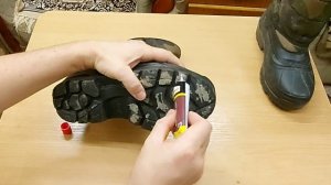 Самоделка от которой обувь на льду не скользит. Шипы на подошву из клёпок.