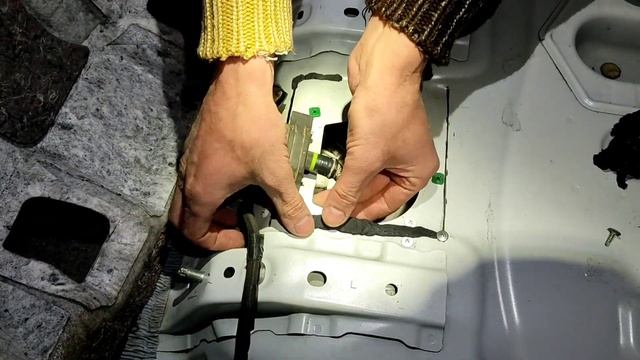 Toyota Prado 150 замена бензонасоса без снятия бака (место распила) смотреть онлайн