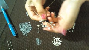 Украшение для волос на шпильке из бисера и бусин своими руками