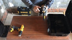 Бесщеточная угловая шлифмашина DeWALT DCG405NT