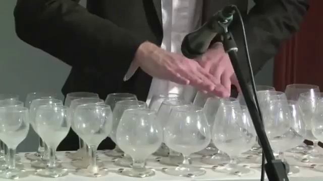 Артист оригинального жанра. Поющие бокалы (видео №1). www.iventashow.ru / +7 (495) 507-65-66