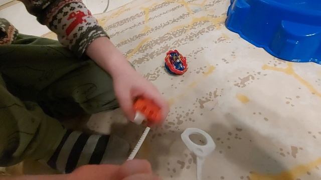 Как собрать и запустить волчок Бейблэйд Бёрст / Beyblade Burst смотреть онлайн