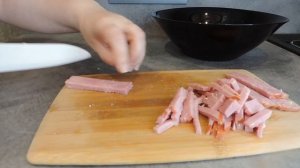 САЛАТ С ВЕТЧИНОЙ и СУХАРИКАМИ !ОЧЕНЬ ВКУСНЫЙ И СЫТНЫЙ САЛАТ ДЛЯ ВСЕЙ СЕМЬИ