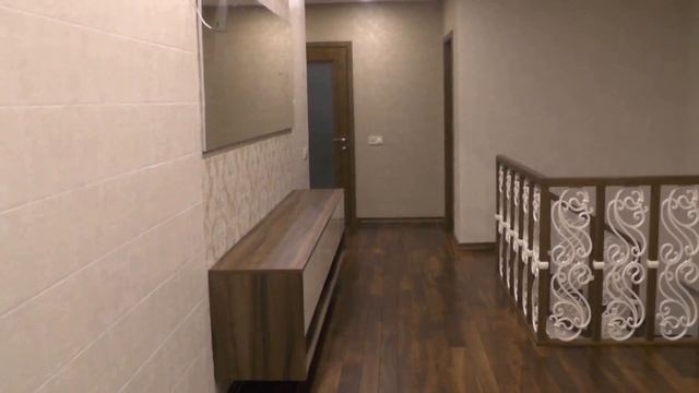 Подвесная тумба. Видео №1. Тумба без ручек. Фурнитура Блюм. Зеркало в раме на стене. Тумбы Киев.