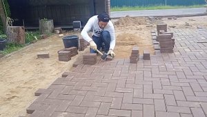 как правило быстро и качественно класть брусчатку..