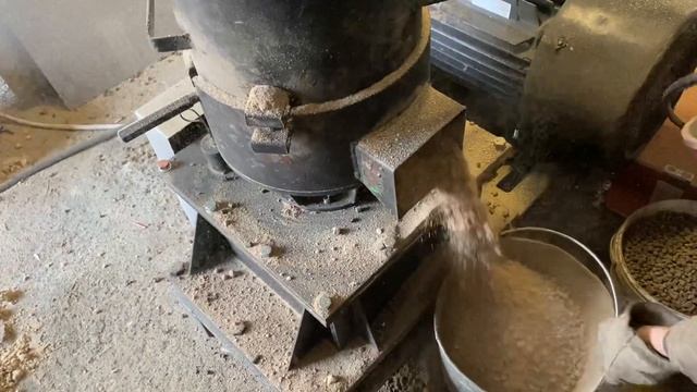 Пробный пуск переделанного гранулятора на пеллету, опилка влажноватая. смотреть онлайн